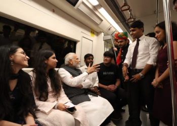 Waziri Mkuu wa India Narendra Modi ndani ya usafiri wa umma