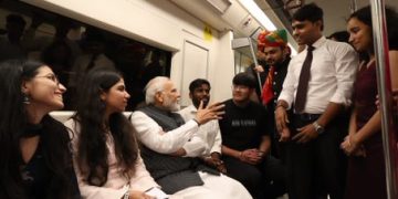 Waziri Mkuu wa India Narendra Modi ndani ya usafiri wa umma