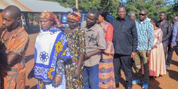 Uchaguzi Serikali za Mitaa,ni Tanzania pekee Makamu wa Rais anapanga foleni na wananchi kupiga kura
